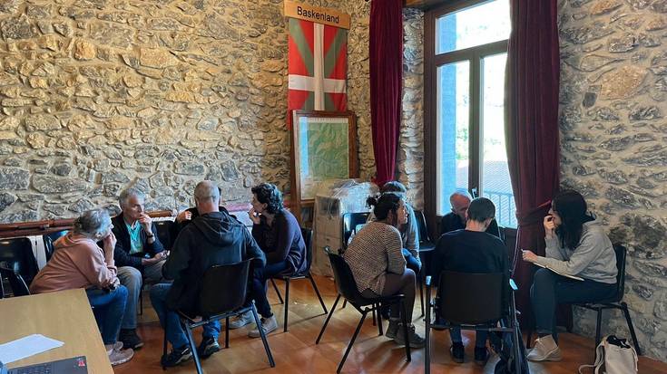 Euskara indartu eta euskaldunak ahalduntzea helburu, parte hartze saioa egin dute Errezilen